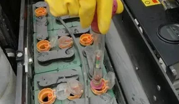 90%的人竟然不知道，，，，，叉车蓄电池要加水？？？？？？？？