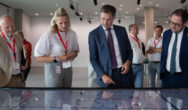 尊龙凯时集团接待比利时宰衡ALEXANDER DE CROO和副宰衡VINCENT VAN QUICKENBORNE来访旅行总部